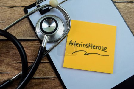 Téléchargez les photos : Concept de Arteriosklerose dans la langue Allemagne écrire sur des notes collantes isolées sur la table en bois. - en image libre de droit