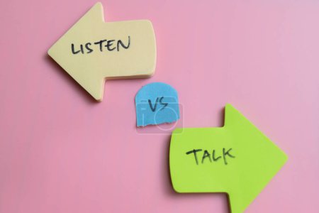 Concept de Listen vs Talk écrire sur des notes collantes isolées sur une table en bois.
