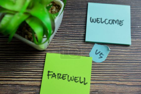 Konzept Welcome vs Farewell Schreibe auf klebrigen Zetteln isoliert auf Holztisch.