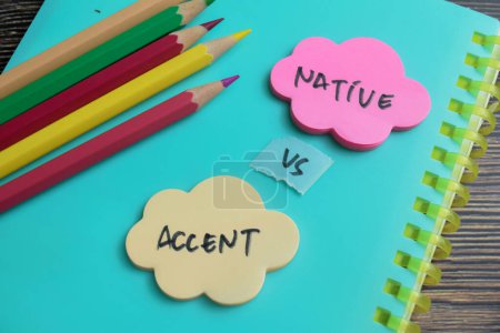 Concept de Native vs Accent écrire sur des notes collantes isolées sur une table en bois.