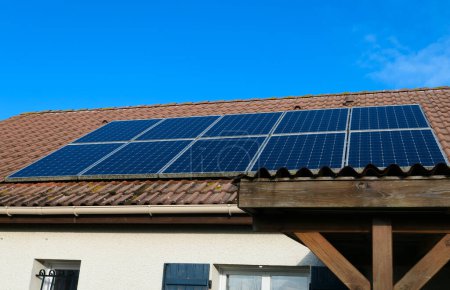 Téléchargez les photos : Photovoltaic panels installed on the roof of a house. Solar panels on a rooftop. - en image libre de droit