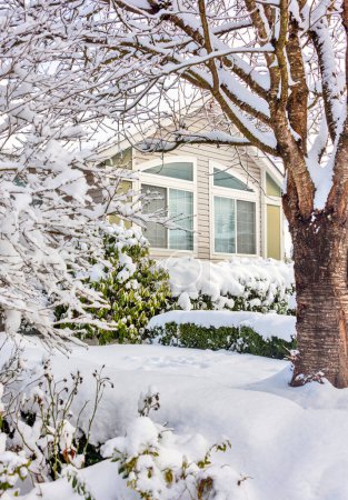Wohnhausfenster an einem hellen Wintertag. Schönes Wohnhaus im Schnee.