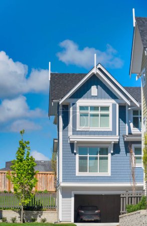 Téléchargez les photos : Nouvelle maison de ville résidentielle par une belle journée ensoleillée à Vancouver - en image libre de droit