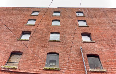 Téléchargez les photos : Mur en brique d'un immeuble de bureaux historique au centre-ville de Vancouver, Canada - en image libre de droit