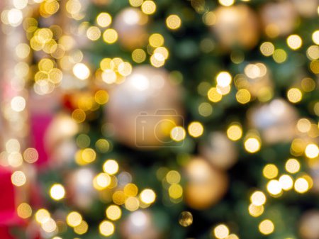 Foto de Luces de vacaciones de oro amarillo sobre fondo borroso del árbol de Navidad. Fondo abstracto - Imagen libre de derechos