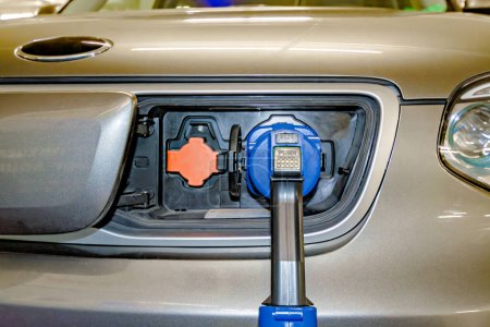 Fiche électrique connectée à un véhicule pour l'énergie de la batterie remplir à partir de la station de charge. Connexion de charge rapide DC