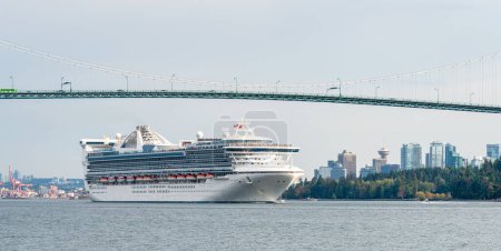 Téléchargez les photos : Un énorme paquebot de croisière blanc passe devant le célèbre pont Lion Gates à Vancouver, Canada - en image libre de droit