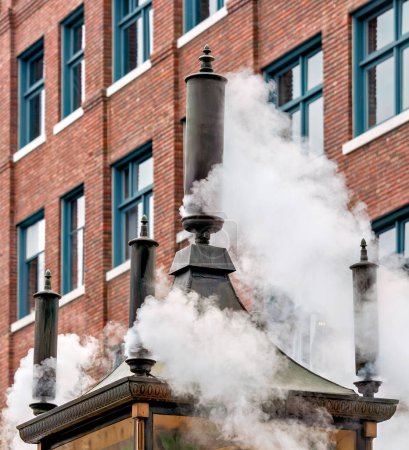 Foto de Reloj de calle de vapor haciendo el carillón del mediodía en Vancouver, Canadá. - Imagen libre de derechos