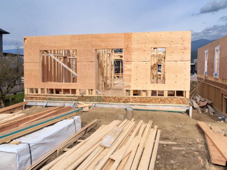 Holzrahmen eines neuen Hauses mit speziell für den Bau vorbereiteten Holzwerkstoffen. Zwei mal vier Holz