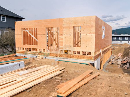 Marco de madera de una casa nueva con materiales de madera de ingeniería preparados para la construcción. Madera aserrada de dos por cuatro