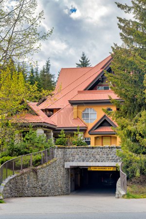 Garageneinfahrt eines luxuriösen Wohnhauses mit großem Dach zur Frühlingssaison in Kanada