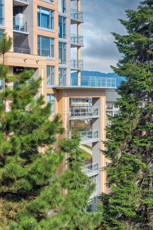 Immeuble résidentiel de grande hauteur avec grand patio par beau temps à Vancouver, Canada.