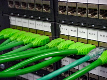 Ethernet-Kabel verbunden mit aufgezählten beschrifteten Patch-Panels.