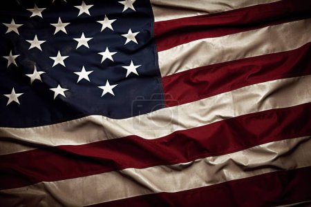 Die amerikanische Flagge weht im Wind. Retro-Look