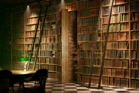 Foto de Sala secreta escondida en lo profundo de una biblioteca de madera vintage rodeada de imponentes estantes llenos de innumerables libros. Icónicas lámparas de cerámica verde en escritorios viejos. Monumento lleno de conocimiento. 4K HD - Imagen libre de derechos