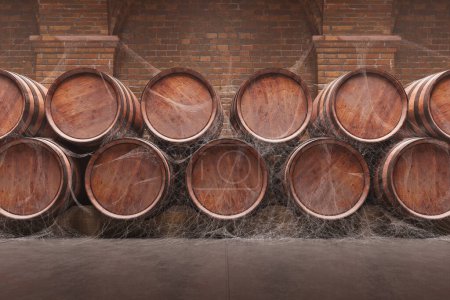 Foto de Barriles de madera vintage cubiertos de polvo y telarañas, utilizados para almacenar vino o whisky en una bodega oscura. Maquinaria, bebidas, alcohol, licor, concepto de almacenamiento 4k - Imagen libre de derechos