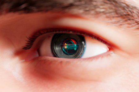Téléchargez les photos : Gros plan d'un implant de caméra oculaire focalisant lentement la vue. Instrument de lentille optique futuriste à la place de l'iris. Une pièce sophistiquée de la technologie cyborg mélangeant humain et machine. - en image libre de droit