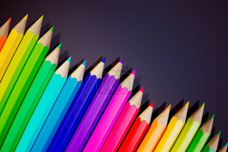Téléchargez les photos : Une collection de crayons multicolores. Le nombre infini de crayons de différentes couleurs. Des crayons multicolores à des fins artistiques. Prêt à dessiner. Retour à l'école - en image libre de droit