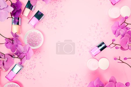 Téléchargez les photos : Accueil image spa avec des fleurs d'orchidée rose, sels de bain, et un assortiment de vernis à ongles dans différentes teintes. L'éclairage doux et l'ambiance apaisante créent une atmosphère parfaite pour une séance d'autosoin. - en image libre de droit