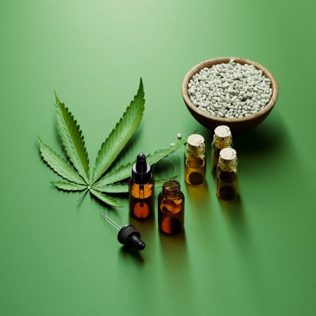 Téléchargez les photos : Huile de cannabis sur une table en bois. Huiles essentielles de Cbd dans de petites bouteilles en verre à côté de feuilles vertes de marijuana et de graines de chanvre dans le bol. Concept d'usages thérapeutiques et cosmétiques du cannabis. - en image libre de droit