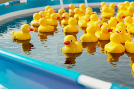 Téléchargez les photos : Une énorme quantité de canards en caoutchouc flottant dans la belle piscine. Jolis jouets jaunes dans l'eau cristalline. Ambiance joyeuse et joyeuse. C'est l'heure de jouer. Été. - en image libre de droit
