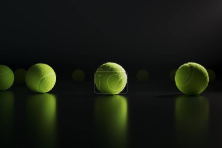 Téléchargez les photos : Une photo montrant une rangée de balles de tennis. Location de balles de tennis dans le mystérieux environnement sombre. Équipement de sport pour le tennis. Ventes de produits. Surface poilue. Boules jaunes ou vertes. Pleins feux. - en image libre de droit