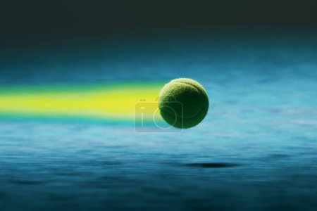 Téléchargez les photos : Une image dynamique de la balle de tennis en mouvement, laissant derrière elle un sentier qui se déplace à grande vitesse. La balle tourne vite comme une balle. Accessoires de sport professionnels pour le tennis - en image libre de droit
