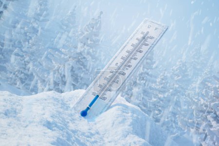 Das Thermometer am Schneewehen in der wunderschönen weißen Schneedecke. Die Quecksilbersäule zeigt extrem niedrige Temperaturen. Eiskalt. Wettermessungen. Kalte Jahreszeit. Winterzeit.