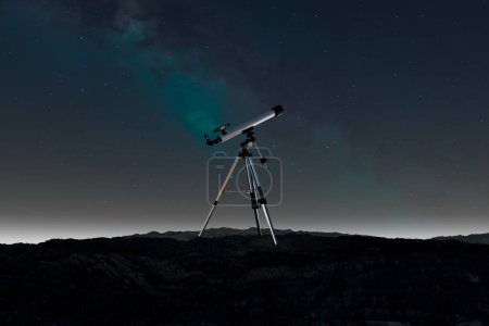 Téléchargez les photos : Image étonnante avec un télescope sur un fond de ciel étoilé. Le ciel nocturne avec silhouette télescopique. Astronomie. Observer les constellations d'étoiles dans la galaxie. Découverte. Exploration spatiale - en image libre de droit