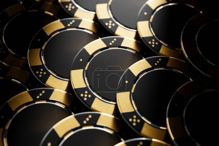 Foto de Negro y oro casino fichas dispuestas en una mesa de póquer oscuro. Imagen que muestra fichas de póquer en pilas ordenadas. Puede representar el juego, suerte, éxito, dinero, victoria, ganar, jackpot - Imagen libre de derechos