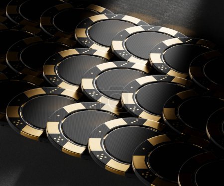 Téléchargez les photos : Jetons de casino noir et or disposés sur une table de poker sombre. Image montrant des jetons de poker dans des piles soignées. Peut représenter le jeu, la chance, le succès, l'argent, la victoire, gagner, jackpot - en image libre de droit