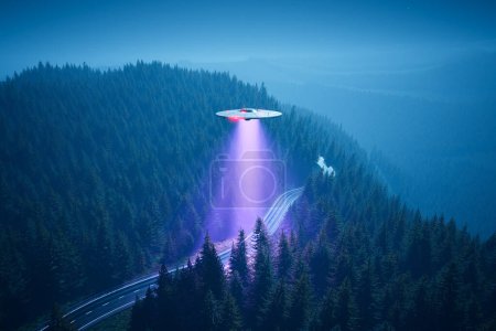 Foto de Platillo volador alienígena flotando sobre un bosque de coníferas durante la noche. Tecnología de haz de luz púrpura extraterrestre en busca de posibles especímenes de secuestro en el bosque. Invasión terrestre. - Imagen libre de derechos