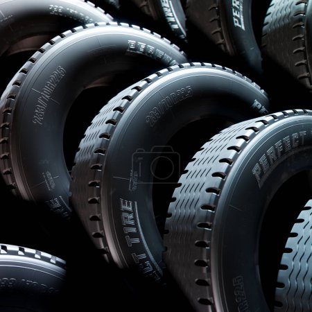 Une pile infinie et innombrable de pneus neufs dans un vaste entrepôt. Cette image montre l'abondance de pneus neufs prêts à être utilisés pour le transport