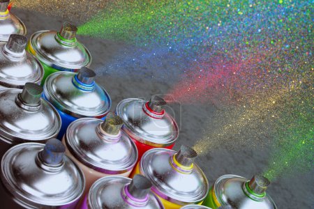 Téléchargez les photos : Des bombes de peinture colorées debout dans une rangée. Peinture acrylique en aérosol. Une image saisit l'essence de la créativité urbaine et de la culture du graffiti. Nature artistique du street art - en image libre de droit