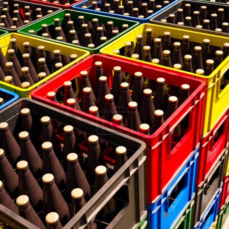 Téléchargez les photos : D'innombrables caisses de bière colorées empilées dans un entrepôt extérieur par une journée ensoleillée vue de dessus. Stockage de boissons fraîches. Les caisses sont soigneusement empilées dans un entrepôt en plein air. - en image libre de droit