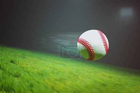 Téléchargez les photos : Baseball en cuir blanc volant rapidement dans les airs au ralenti au-dessus de l'herbe fraîchement coupée du stade. Mouvement infini au ralenti avec une traînée de flou de mouvement. Projecteurs Arena éclairant le champ - en image libre de droit