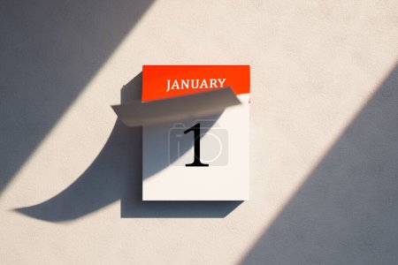 Foto de Un calendario de un año con una página rápida. La página anterior se elimina del calendario. Año nuevo, vacaciones, planificador de eventos. Puede representar plazos, pasar el tiempo, la vida ocupada. 1 de enero. - Imagen libre de derechos