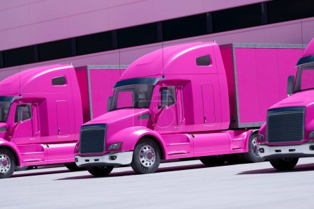Téléchargez les photos : Camions roses avec semi-remorques debout dans une rangée devant un entrepôt. Transport de marchandises lourdes à partir de sites commerciaux d'affaires. L'industrie du transport et de la logistique efficace et transparente - en image libre de droit