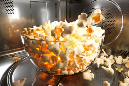 Close-up view of a bowl filled with freshly popped microwave popcorn. Overflowing with golden kernels, it's the perfect treat for a cinema-like experience in the comfort of your own home