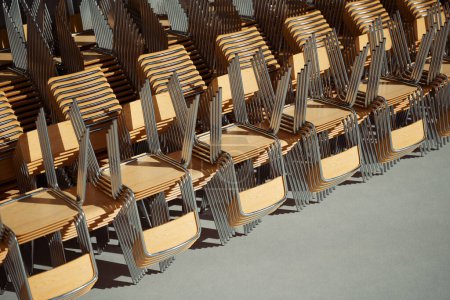 Une salle de classe remplie de chaises et de tables. Parfait pour le matériel éducatif, les campagnes de rentrée scolaire et les projets liés à l'apprentissage. Attendre que les étudiants commencent leur parcours d'apprentissage