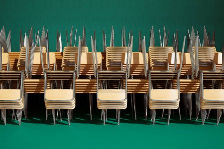 Une salle de classe remplie de chaises et de tables. Parfait pour le matériel éducatif, les campagnes de rentrée scolaire et les projets liés à l'apprentissage. Attendre que les étudiants commencent leur parcours d'apprentissage