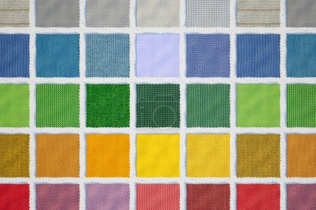 Un ensemble d'échantillons de tissu coloré. Pièces carrées en différentes couleurs. Concept de tendances de décoration textile pour meubles ou intérieurs. Passionné de bricolage. Designer textile. Collecte de tissus.