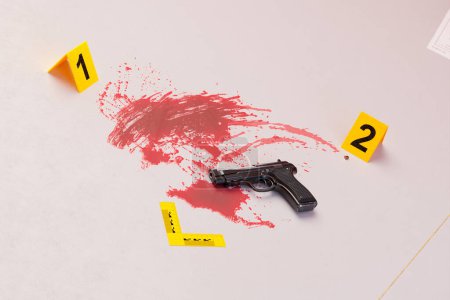 Foto de Una representación en 3D inquietante de un arma abandonada en un pasillo de la escuela. Está en un charco de sangre, rodeado de marcas policiales y cinta, evidencia de un horrible tiroteo en la escuela. - Imagen libre de derechos