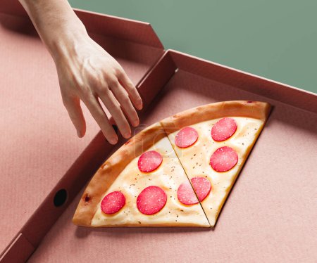 Vue rapprochée de la main d'une personne ramassant une tranche de pizza pepperoni salée dans une boîte ouverte en carton, sur un fond vert vibrant, invoquant un sentiment de faim et d'anticipation.