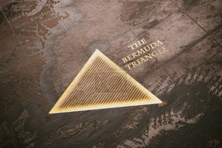 Téléchargez les photos : Visuel captivant du triangle des Bermudes enveloppé de mythes symbolisé par un triangle d'or lumineux sur fond de carte globale de style antique, évoquant un sentiment d'exploration énigmatique - en image libre de droit