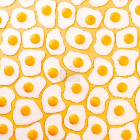Téléchargez les photos : Un motif visuellement captivant avec des œufs ensoleillés uniformément espacés sur un fond orange vif, idéal pour les graphismes et les projets culinaires.. - en image libre de droit
