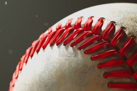 Foto de Mostrando cada detalle de una pelota de béisbol inmaculada, desde sus profundas costuras rojas hasta la superficie de cuero texturizado, evocando el espíritu del amado pasatiempo de Estados Unidos.. - Imagen libre de derechos