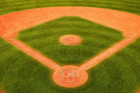 Téléchargez les photos : Un drone capture la symétrie époustouflante d'un diamant de baseball soigné, son champ intérieur contrasté et son champ extérieur luxuriant sur fond d'un vaste parc. - en image libre de droit