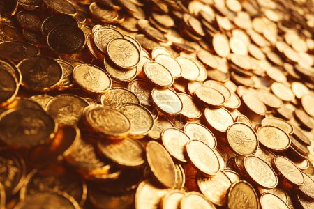 Foto de Una visión meticulosamente detallada de una extensa colección de monedas de oro apiladas, que simboliza conceptos de vasta riqueza, inversión y estabilidad financiera en el mercado económico. - Imagen libre de derechos
