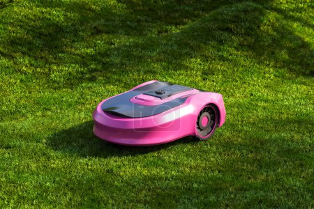 Foto de La cortadora de césped robot rosa brillante se desliza a través de un exuberante jardín, ofreciendo una visión del futuro del mantenimiento del césped ecológico y la tecnología de jardín inteligente. - Imagen libre de derechos